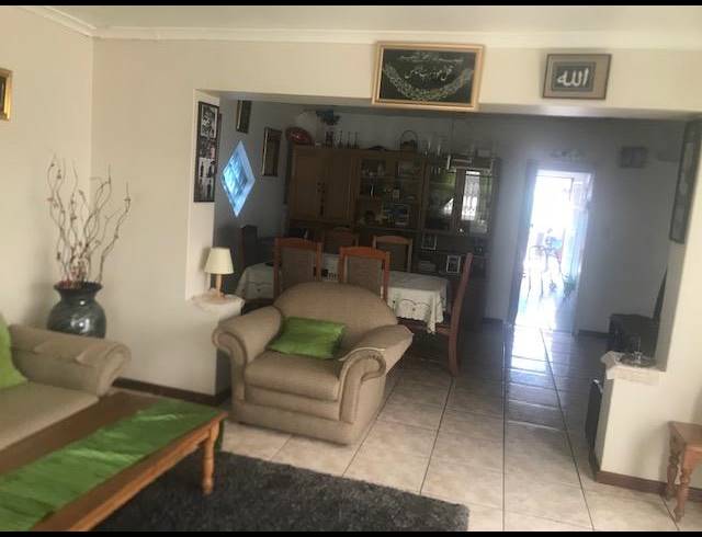 5 BEDROOM HOUSE FOR SALE IN PELIKAN PARK